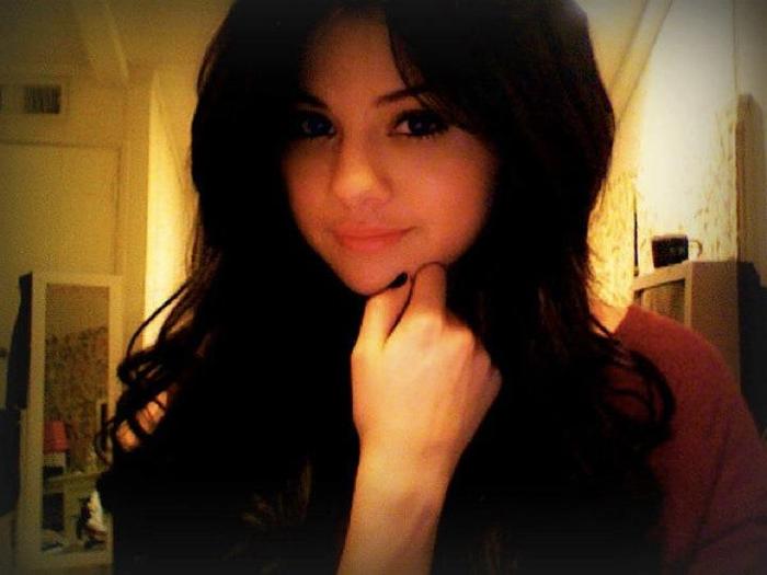 320846_215549651842121_100001612625871_648530_1879290074_n - Selena Gomez 1