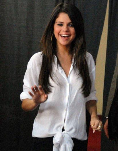 321623_210781888985564_100001612625871_632826_692909699_n - Selena Gomez 1