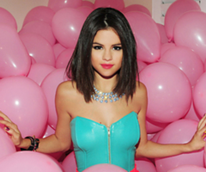 448575000_thumb - Selena Gomez 1