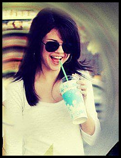 51834555_LCMKUKK2 - Selena Gomez 1