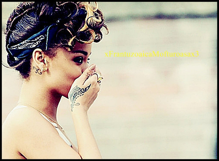 51737385_JNARLYI2 - Rihanna