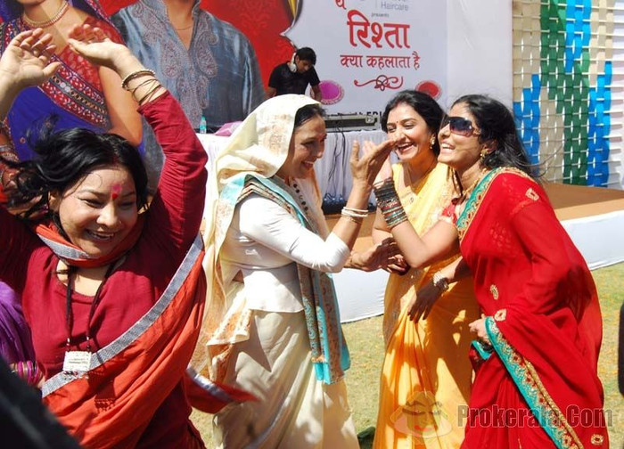 team-of-yeh-rishta-kya-kehlata-hai-at-the-holi-6526