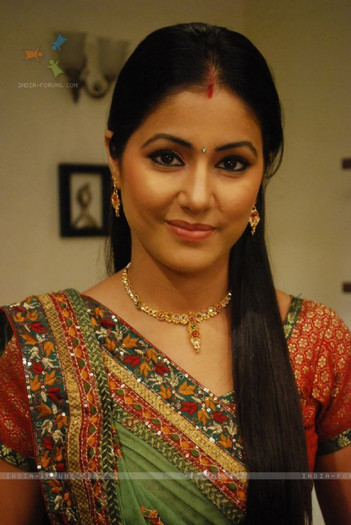 93224-hina-khan