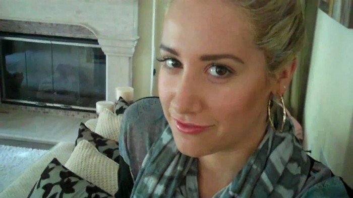 Ashley Tisdale - Favorite Movies!.mp4_snapshot_00.05_[2011.10.08_21.31