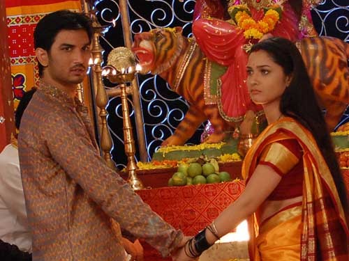 Manav and Archana in front of a deity in Pavitra Rishta on Zee TV