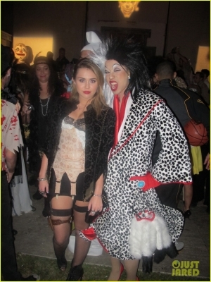 normal_miley-cyrus-maroon-5-halloween-party-01