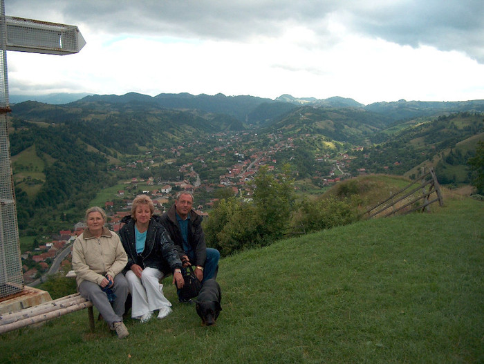 La cruce-n Tzurtzudau ! - Familia CICEU in vizita la Moieciu