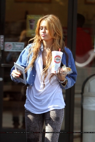 Miley (1) - x - Miley - At Robek Juice