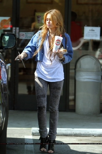 Miley (2) - x - Miley - At Robek Juice