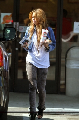 Miley (3) - x - Miley - At Robek Juice