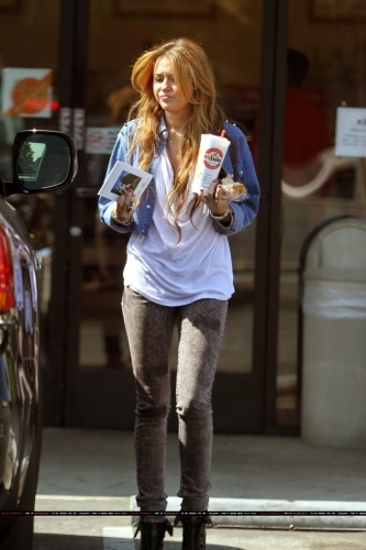 Miley (4) - x - Miley - At Robek Juice