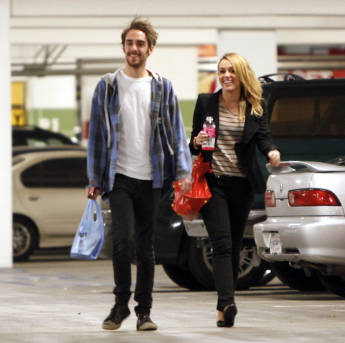 Miley - x - Miley - Shopping at Best Buy in Hollywood