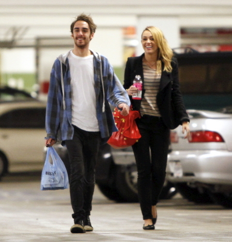 Miley (1) - x - Miley - Shopping at Best Buy in Hollywood