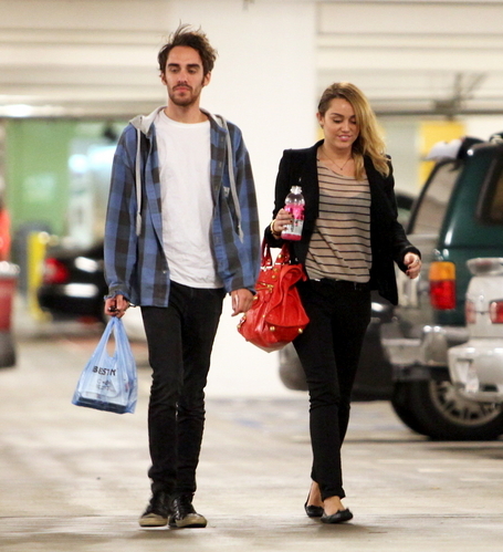 Miley (2) - x - Miley - Shopping at Best Buy in Hollywood