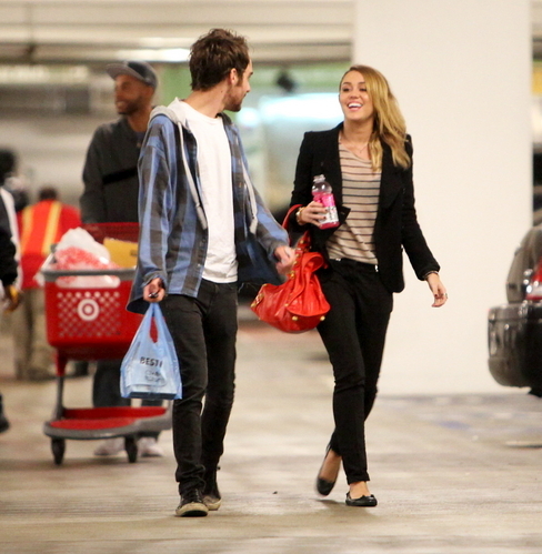 Miley (3) - x - Miley - Shopping at Best Buy in Hollywood