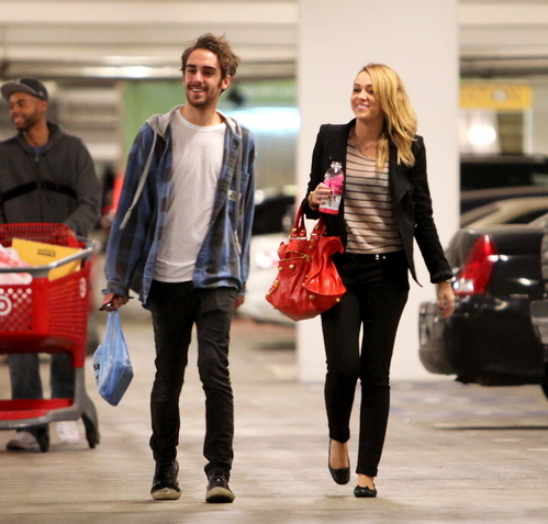 Miley (4) - x - Miley - Shopping at Best Buy in Hollywood