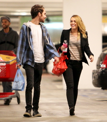 Miley (5) - x - Miley - Shopping at Best Buy in Hollywood