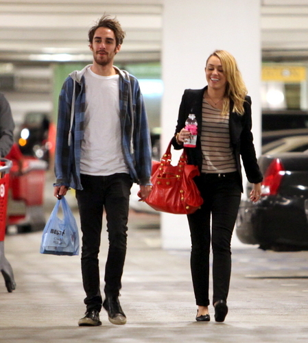Miley (6) - x - Miley - Shopping at Best Buy in Hollywood