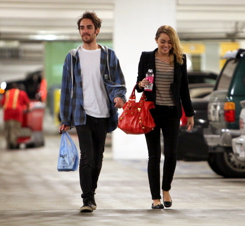 Miley (7) - x - Miley - Shopping at Best Buy in Hollywood