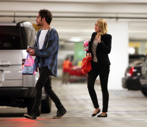 Miley (8) - x - Miley - Shopping at Best Buy in Hollywood
