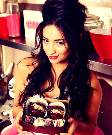 Shay Mitchell (19)