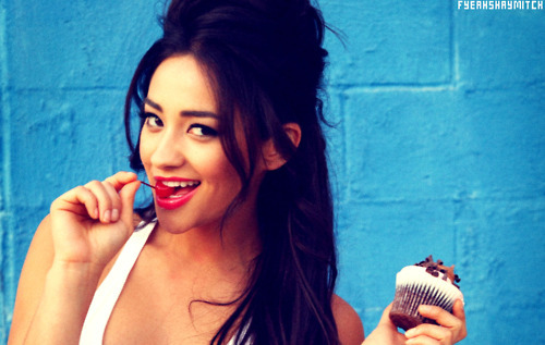 Shay Mitchell (27)