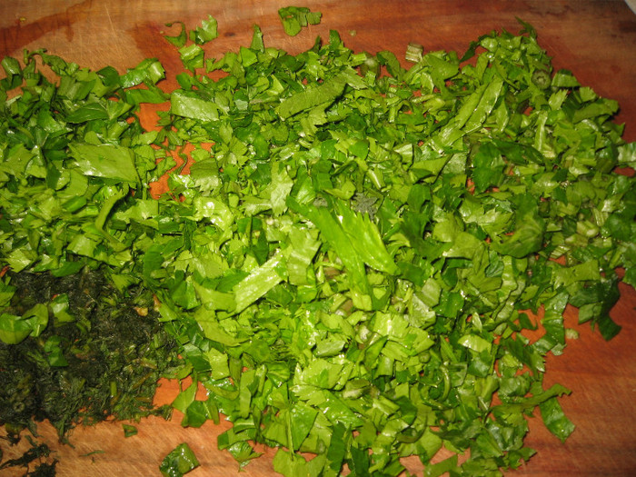 Salata de legume cu sare pentru iarna,nov.2011; Tijele de telina tocate si ceva marar verde .
