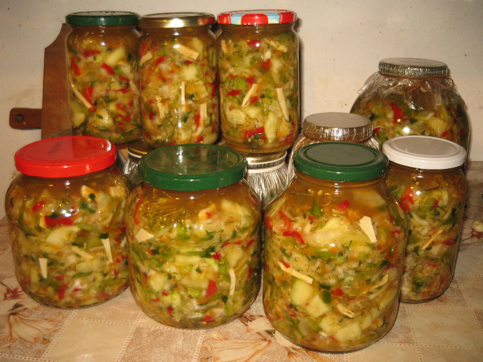 Salata de legume cu sare pentru iarna,nov.2011; Se lasa 24h se amesteca in timp,isi va lasa zeama ,apoi se pun in borcane indesand usor ,cu bucatele
