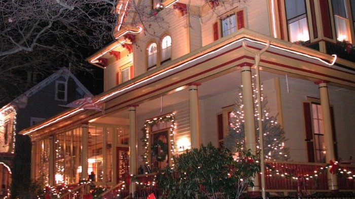 203989-1024x576-BrassBed-christmas