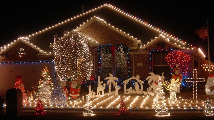 871029-1024x576-christmas-lights-display-08 - christmas time