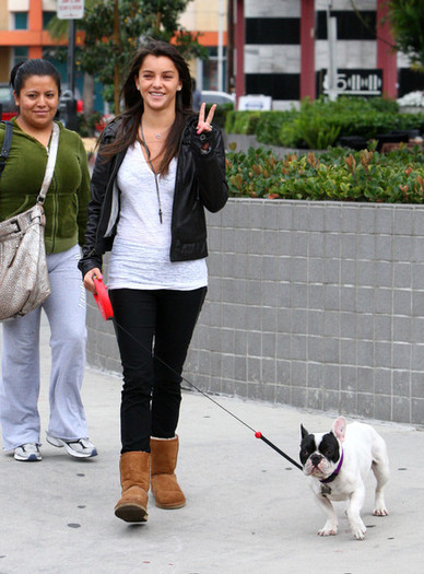 Sara Maldonado Walking Her Dog BAyCrerGhZXl