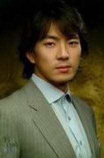 48465928_GMWVYZEHU - actorul Song Il Gook