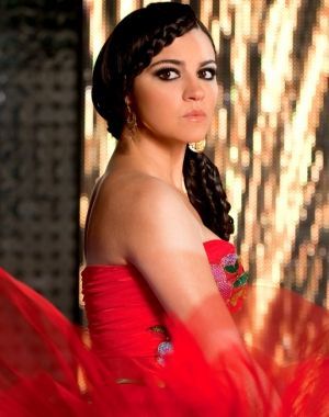 maite-perroni-300x380