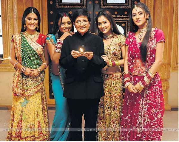 165584-additi-gupta-sara-khan-parul-chauhan-hina-khan-kiran-bedi-on-sp - Sara Khan