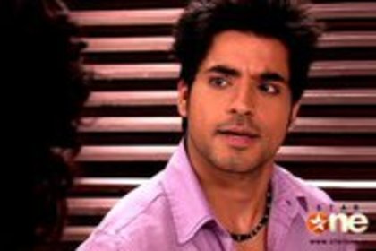 164764_195083570508716_169011106449296_804513_1722635_a - Abhay leaves Piya alone