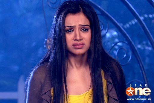 34831_190103334340073_169011106449296_770309_2631637_n - Piya s silver chain and pendant leaves Abhay in pain