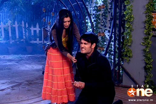 164114_190103314340075_169011106449296_770308_1150278_n - Piya s silver chain and pendant leaves Abhay in pain