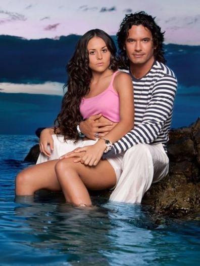 zuria-vega-y-mario-cimarro-en-mar-de-amor-415x550