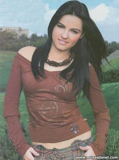 XOWAAUIODHFVILYJQKJ - Maite perroni cklass