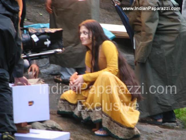 aishwarya-rai-abhishek-bachan-vikram-on-location-o-3202870334a771793c15571.99267002 - Aishwarya Rai Bachchan