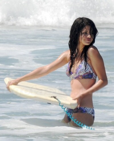 selena_gomez_bikini_2