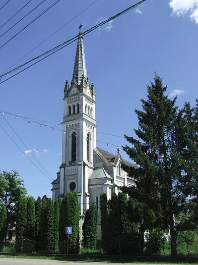 450px-Catholic_Church_in_Bontida,_Cluj_County