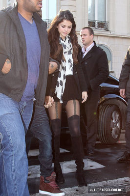 normal_trfhg - November 9 - Out with Justin in Paris