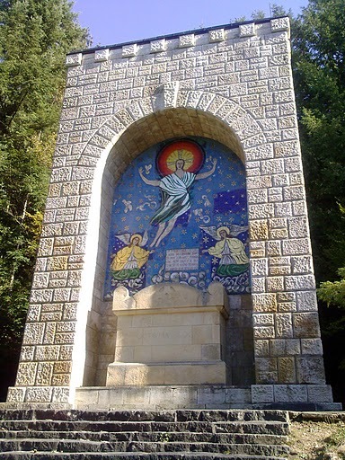 RO_CJ_Octavian_Goga_mausoleum_in_Ciucea_1
