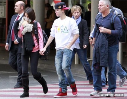 normal_fg_28129 - November 11 - Selena and Justin arriving in Madrid