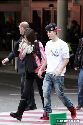 normal_fg_28429 - November 11 - Selena and Justin arriving in Madrid