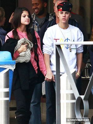 normal_usn-out-11nov-2011 - November 11 - Selena and Justin arriving in Madrid