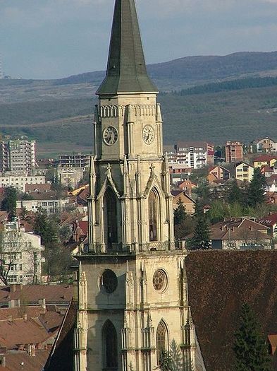 450px-Biserica_Sf_Mihail,_Cluj-Napoca-turnul_cu_ceas - Orasele din Cluj