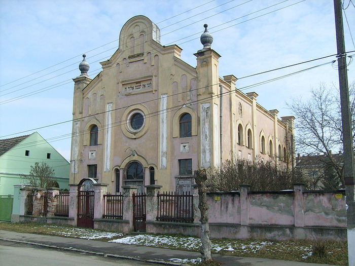 800px-Sinagoga_din_Gherla - Orasele din Cluj