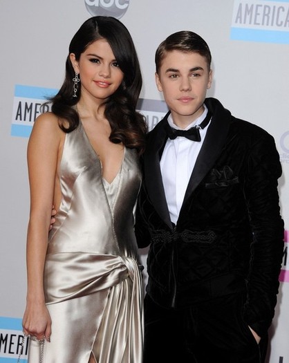 Selena+Gomez+2011+American+Music+Awards+Lgq3NwnMmggl
